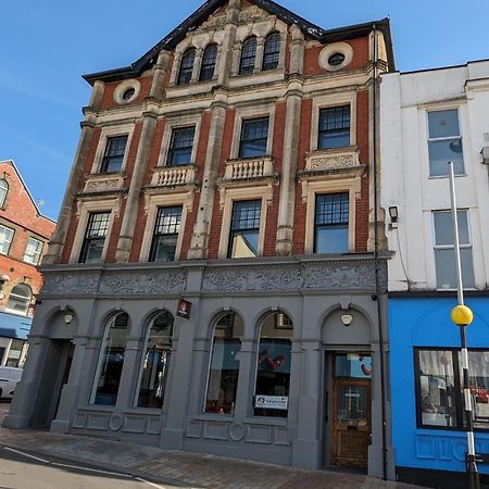 Gorgeous Comfortable Apartment On The High Street Merthyr Tydfil Extérieur photo