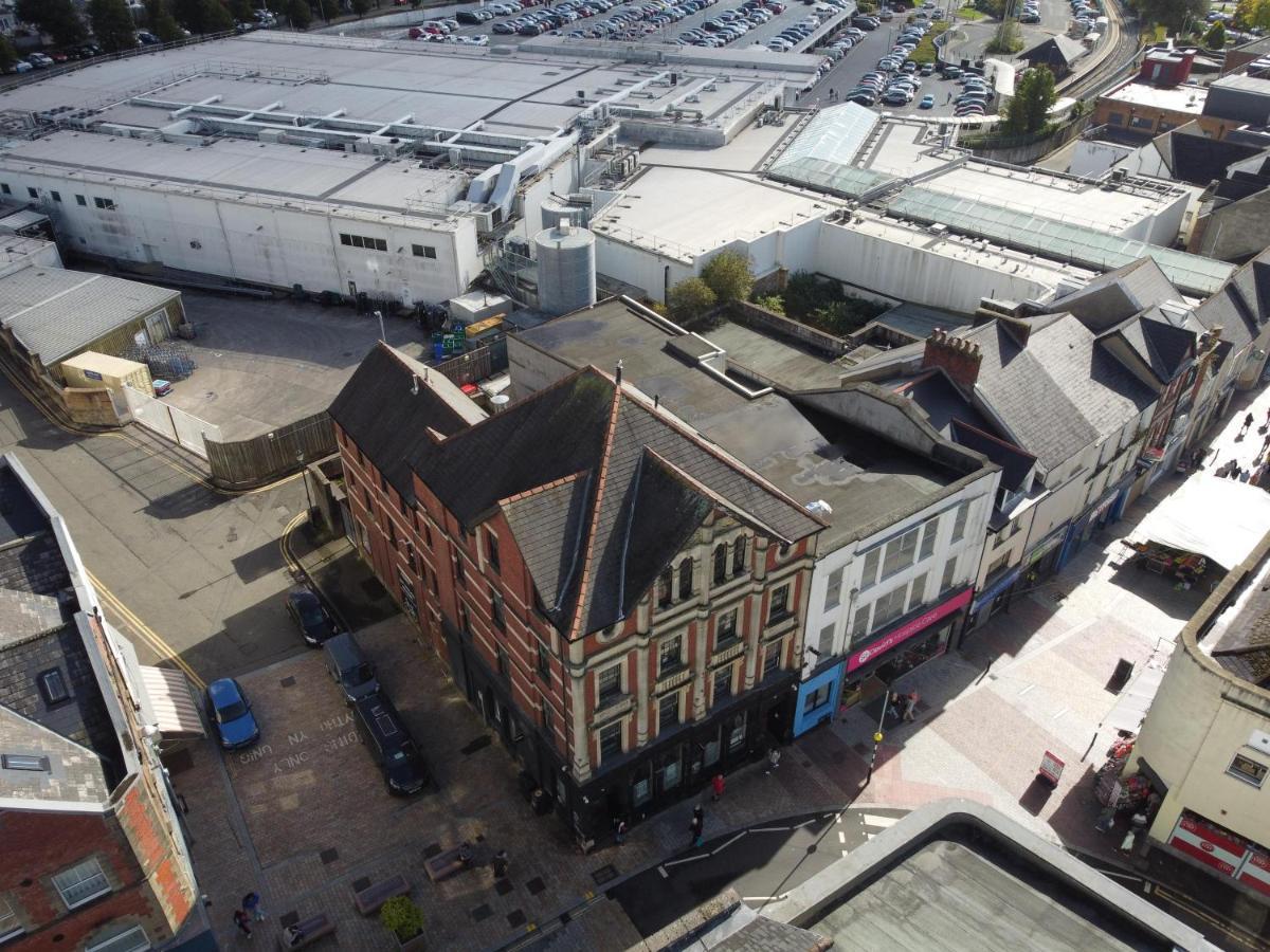 Gorgeous Comfortable Apartment On The High Street Merthyr Tydfil Extérieur photo