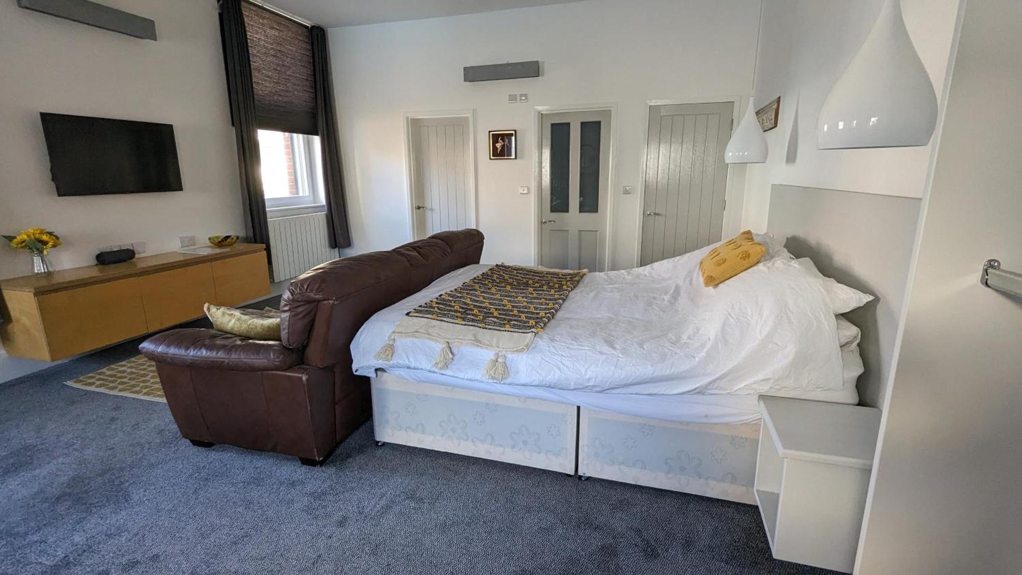 Gorgeous Comfortable Apartment On The High Street Merthyr Tydfil Extérieur photo