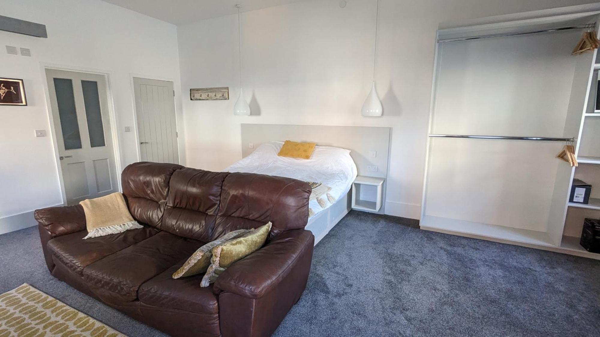 Gorgeous Comfortable Apartment On The High Street Merthyr Tydfil Extérieur photo